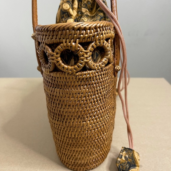 Straw Bag with Drawstring Closure - Picture 4 of 12